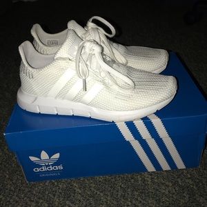 Adidas Swift Run Triple White